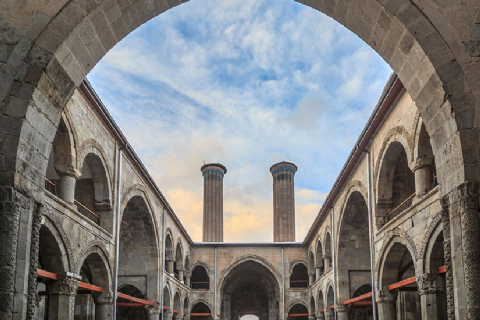 Doğu Ekspresi İle Erzurum, Kars, Sarıkamış, Ani, Çıldır Gölü, Palandöken Kayak Merkezi, Divriği Turu- 26-31 OCAK SÖMESTR. 5. TUR