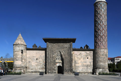 DOĞU EKSPRESİ İLE ERZURUM, KARS, SARIKAMIŞ, ANİ, ÇILDIR GÖLÜ, PALANDÖKEN KAYAK MERKEZİ, DİVRİĞİ TURU- MERGEZ MACERA TURİZM 2025-2026 SEZON. 3. TUR