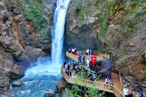KARATEPE KİLİMDOKUMA KOOPERATİFİ – SABUNÇAYI ŞELALESİ – HARUN REŞİT KALESİ – KARAÇAY ŞELALESİ – OSMANİYE MASAL PARK TURU