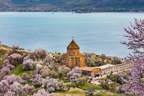 Van Ekspresi ile Van-Tatvan-Nemrut Krater Gölü-Ahlat-Akdamar Kilisesi-Muradiye-İshakpaşa Sarayı-5 Minare Bayram Turu