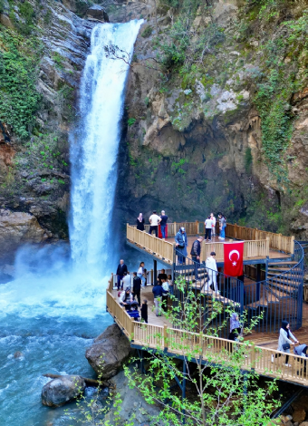 KARATEPE KİLİMDOKUMA KOOPERATİFİ – SABUNÇAYI ŞELALESİ – HARUN REŞİT KALESİ – KARAÇAY ŞELALESİ – OSMANİYE MASAL PARK TURU